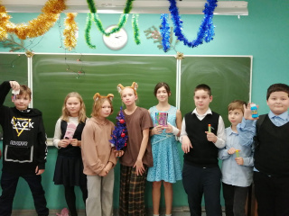23 декабря в 5 б классе был проведён классный час - новогоднее соревнование между командами мальчиков "Снеговики" и девочек "Снежинки". 