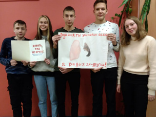 15 января для учащихся 8 «В» класса Дроботова Ирина Владимировна провела классный час «Курить уже не круто!». 