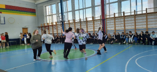 7 марта в школе № 2 проходили соревнования "А ну-ка, девочки!", ставшие новым неожиданным форматом празднования Международного женского дня.