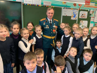 22 февраля во 2-А классе прошла встреча учащихся с полковником, артиллеристом, участником боевых действий в Афганистане Морковкиным Виктором Павловичем. 