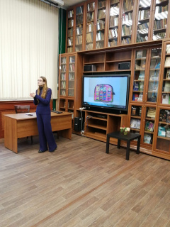 Сегодня учащиеся 6 б и 6 в классов посетили библиотеку им. Ломоносова, где состоялась встреча с представителем музея игрушек.
