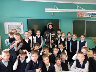 Сегодня в начальной школе прошли занятия ко Дню пожарной охраны, которые провел представитель российского союза спасателей.