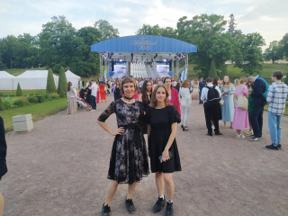27 июня в Нижнем парке Петергофа прошёл "Бал медалистов".
