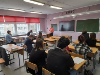27 апреля состоялась встреча учащихся 11 А класса с председателем Муниципального округа Кольцовой Т. А. по теме  День парламентаризма.