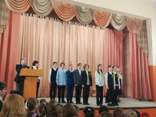 26 января в школе № 2 состоялась  традиционная общешкольная линейка, посвящённая Дню полного освобождения Ленинграда от фашистской блокады.