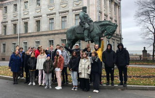 21 октября 8-а класс ездил на экскурсию «Эпоха дворцовых переворотов» с остановками около Мраморного дворца, на Дворцовой площади и с посещением Михайловского замка. 