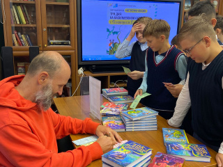 7 сентября учащиеся 6а и 6б классов посетили библиотеку им. М.В.Ломоносова, где встретились с популярным детским писателем Дмитрием Емцом.